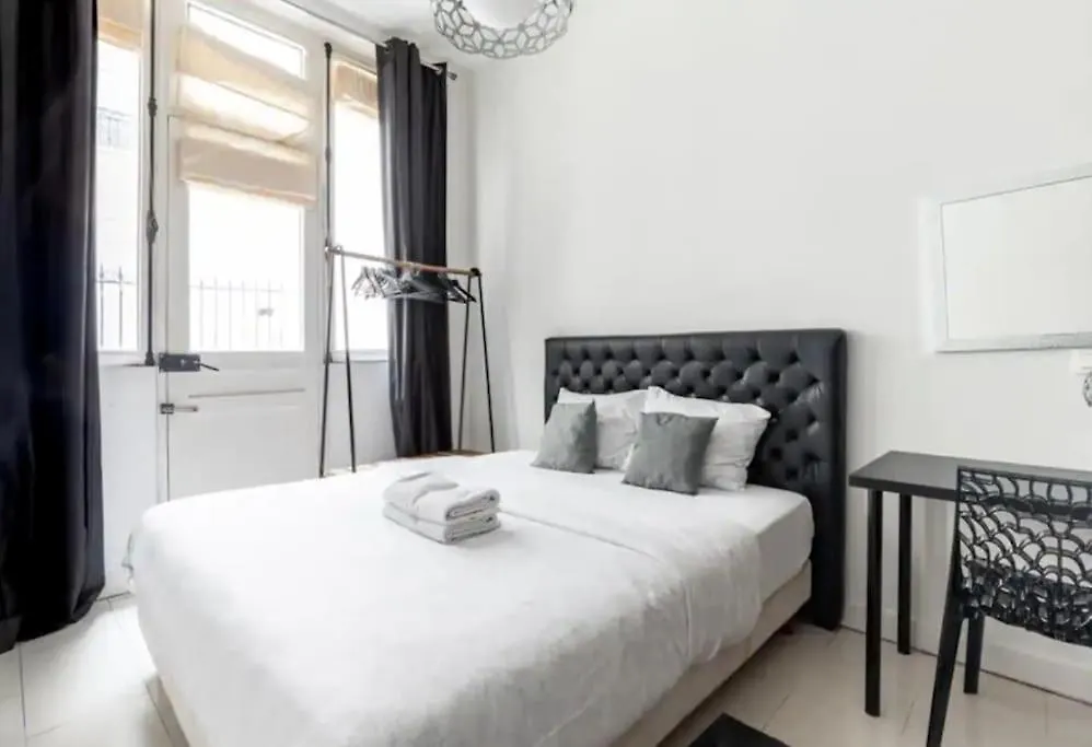 Canal St Martin : Charming Cosy Studio Paris Apartment